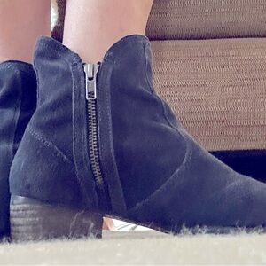 Seychelles women’s size 7 blue suede zip ankle booties